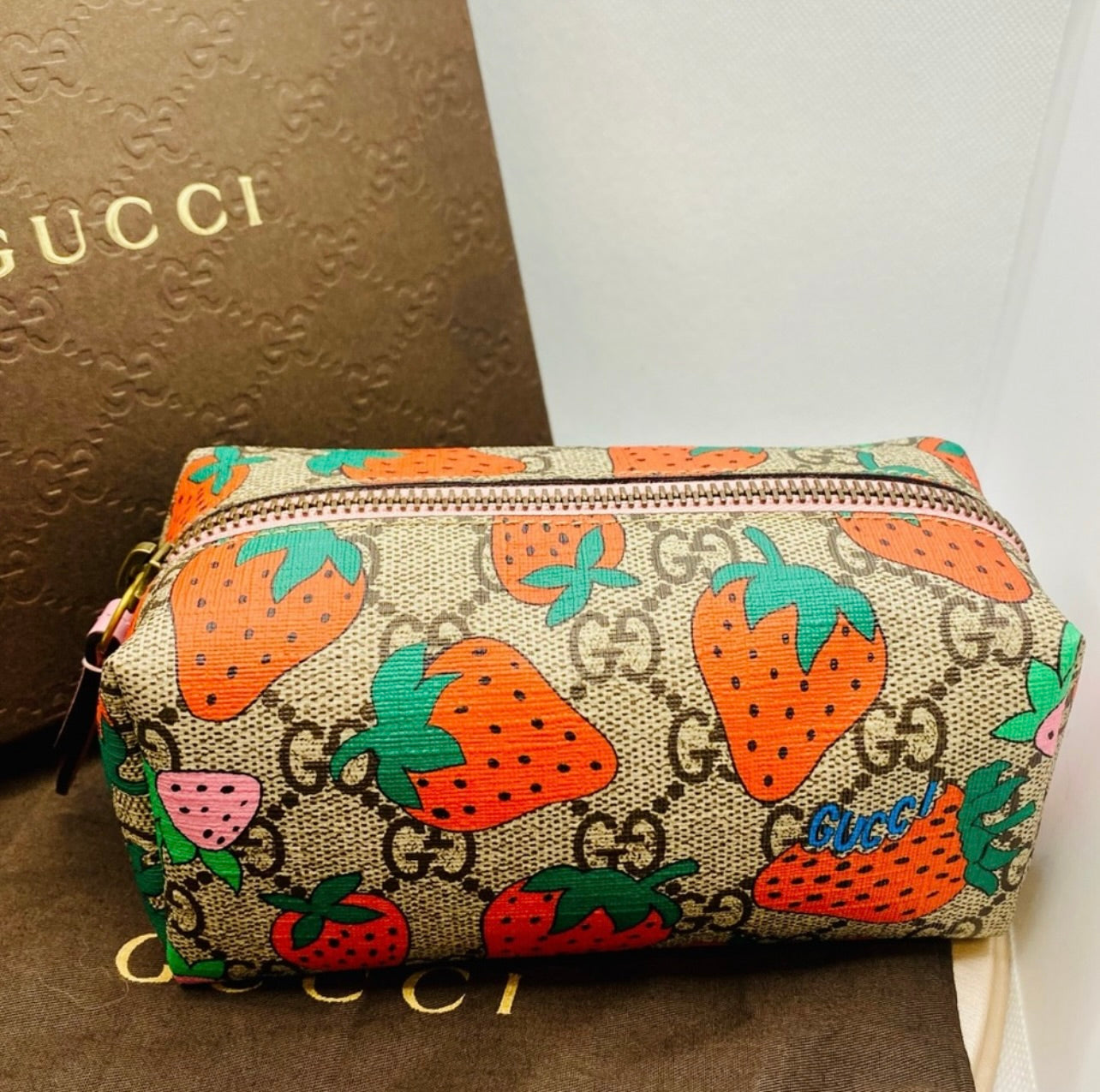 New GUCCI Small GG Supreme Strawberry Cosmetic Bag