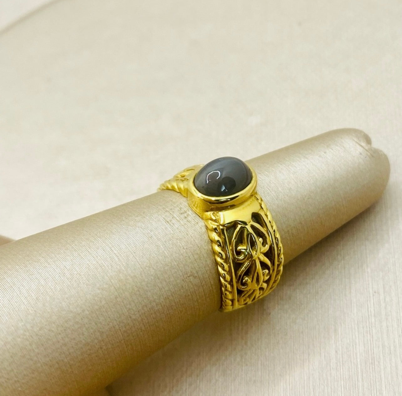 Vintage 18k Yellow Gold Large Tiger's Eye Cabochon Ring