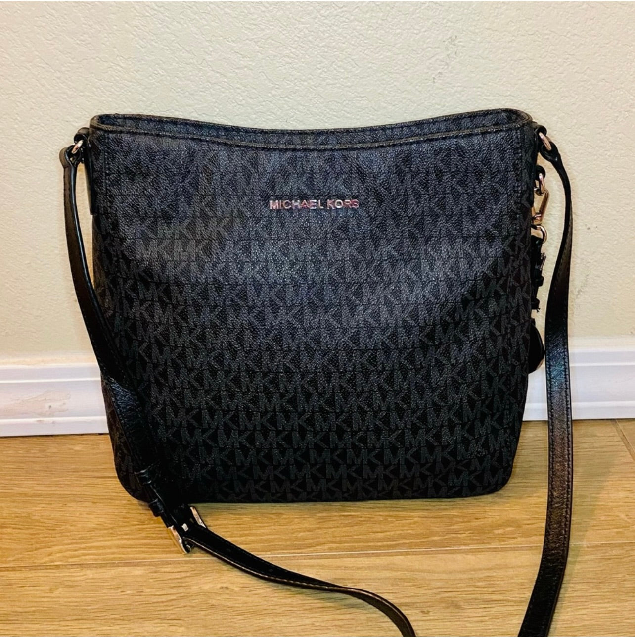 New Michael Kors Black Signature Coated Canvas Jet Set Travel Large Messenger Bag