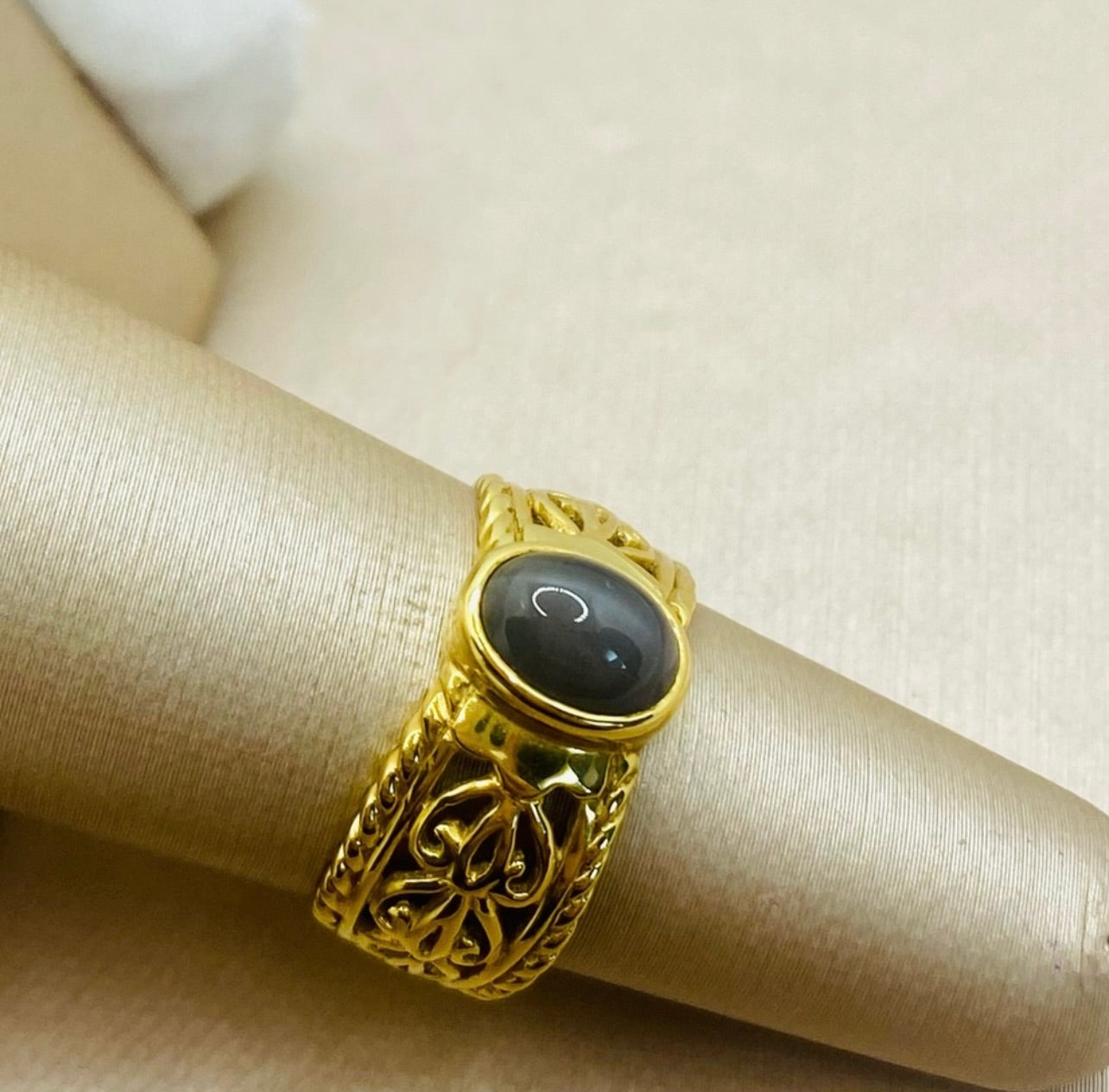 Vintage 18k Yellow Gold Large Tiger's Eye Cabochon Ring