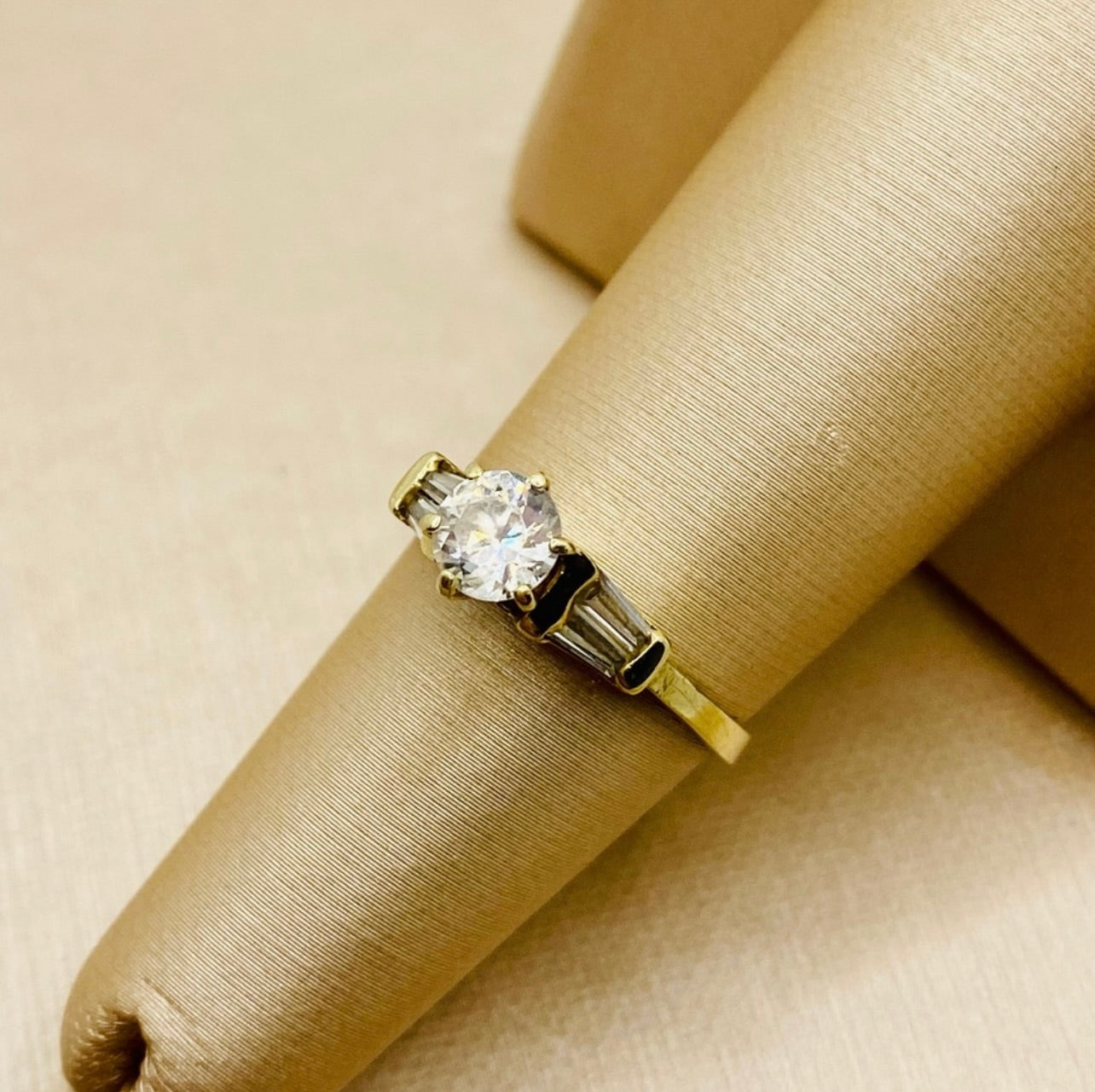 EUC Vintage 10K Yellow Gold Cubic Zirconia Three Stone Cocktail Ring