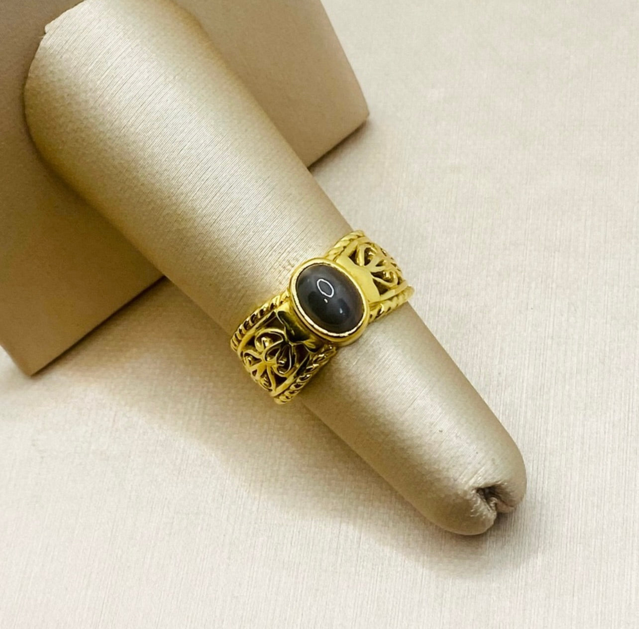 Vintage 18k Yellow Gold Large Tiger's Eye Cabochon Ring