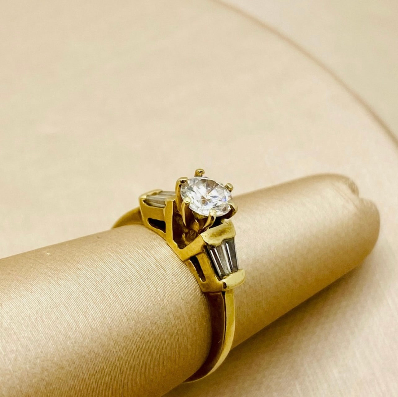 EUC Vintage 10K Yellow Gold Cubic Zirconia Three Stone Cocktail Ring
