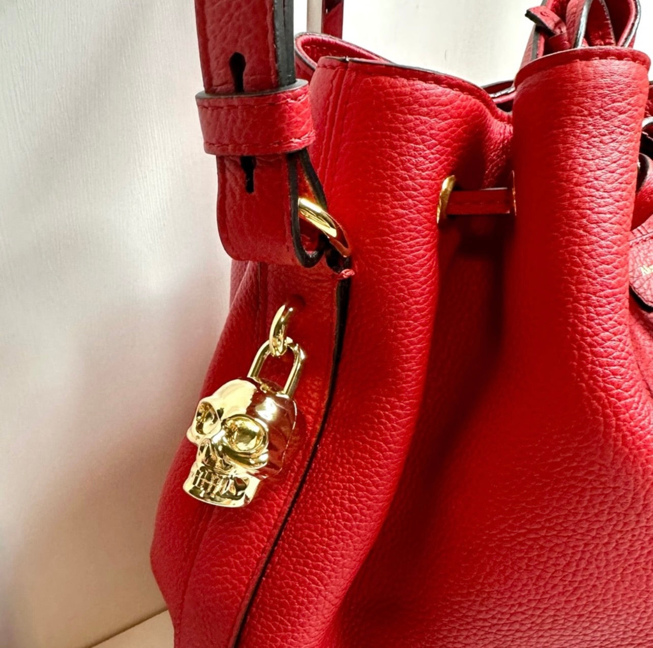 New Alexander McQueen Secchiello Red Pebbled Leather Skull Padlock Bucket Bag