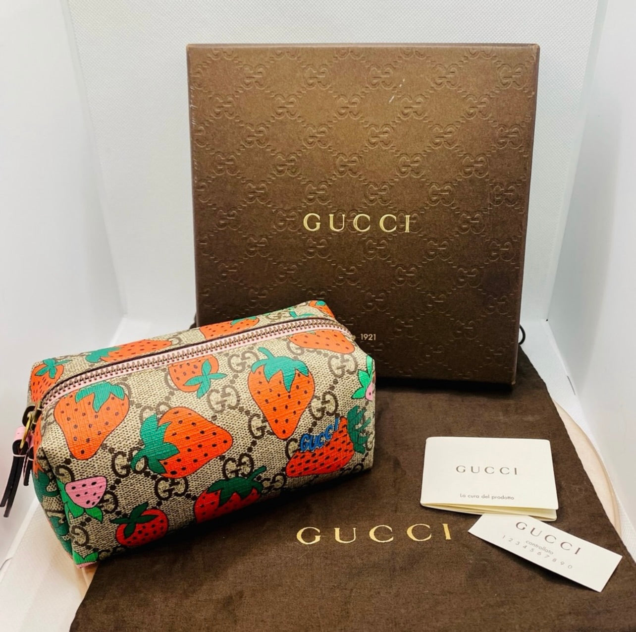 New GUCCI Small GG Supreme Strawberry Cosmetic Bag