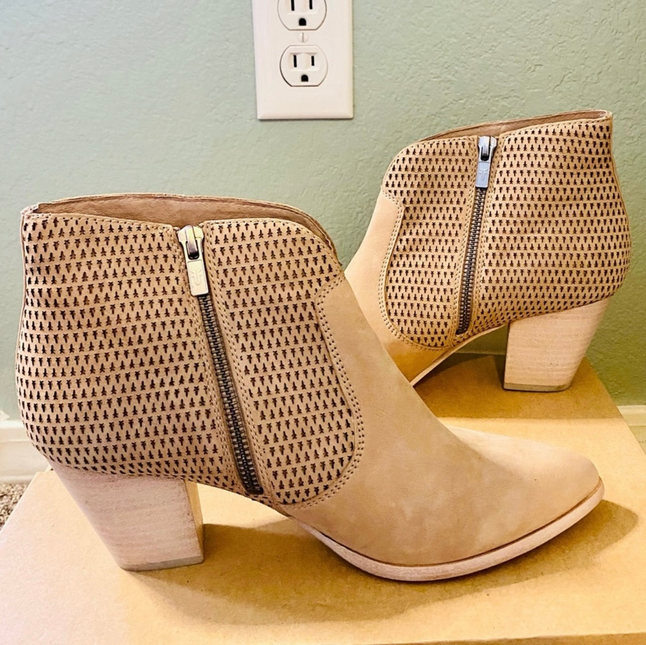 Frye Womens Jennifer Bootie Closed Toe Ankle Boot