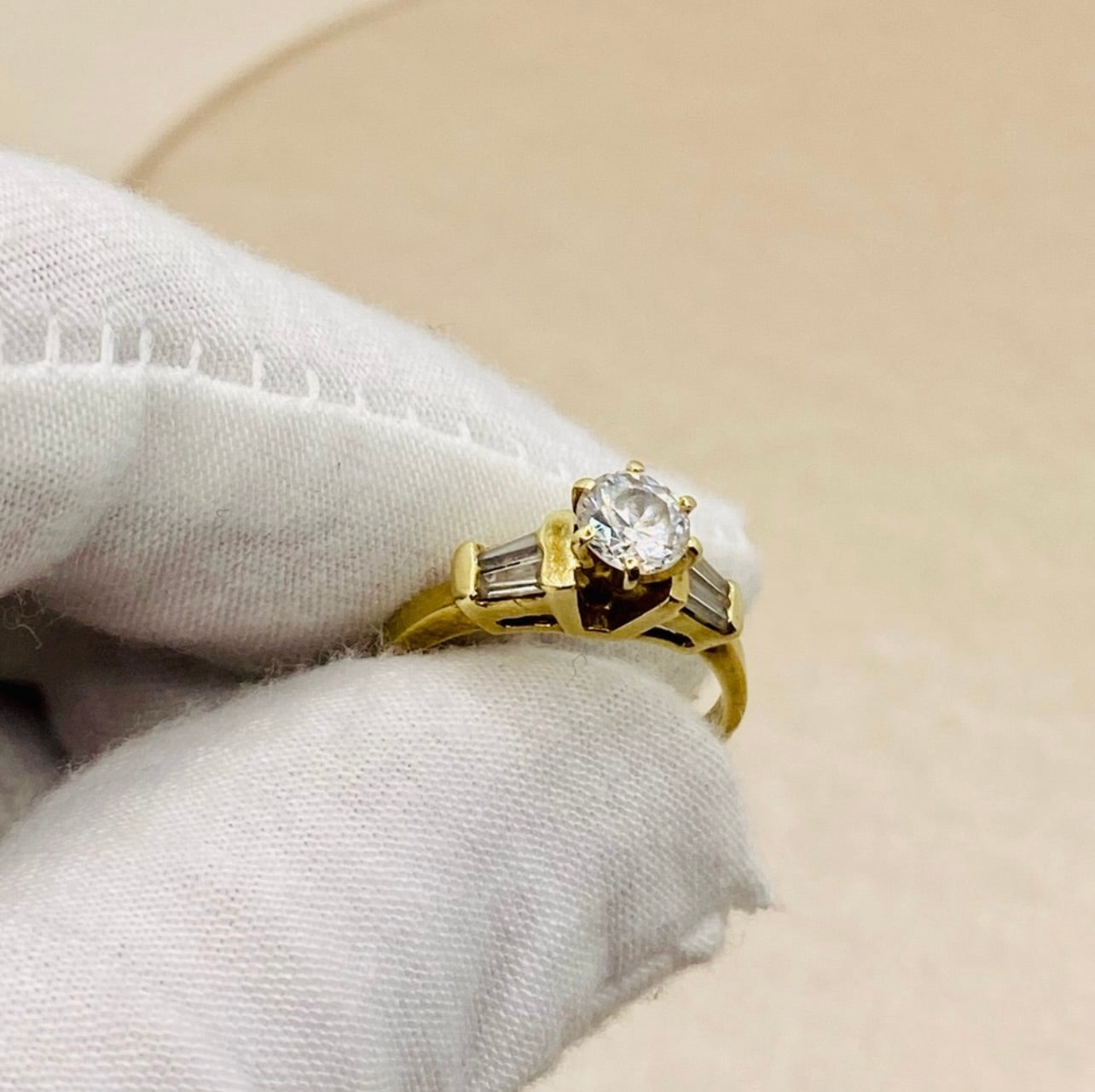 EUC Vintage 10K Yellow Gold Cubic Zirconia Three Stone Cocktail Ring
