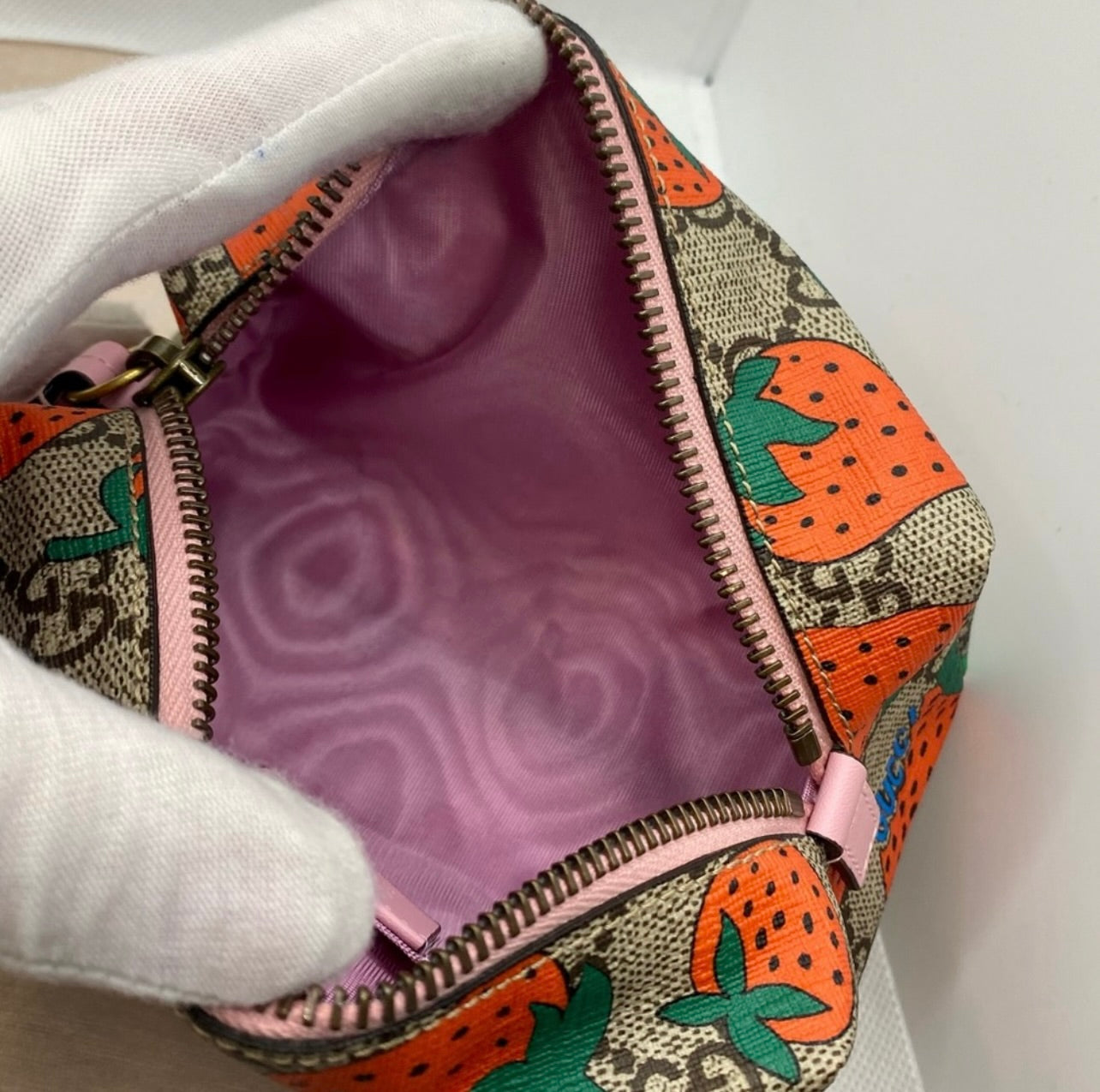 New GUCCI Small GG Supreme Strawberry Cosmetic Bag