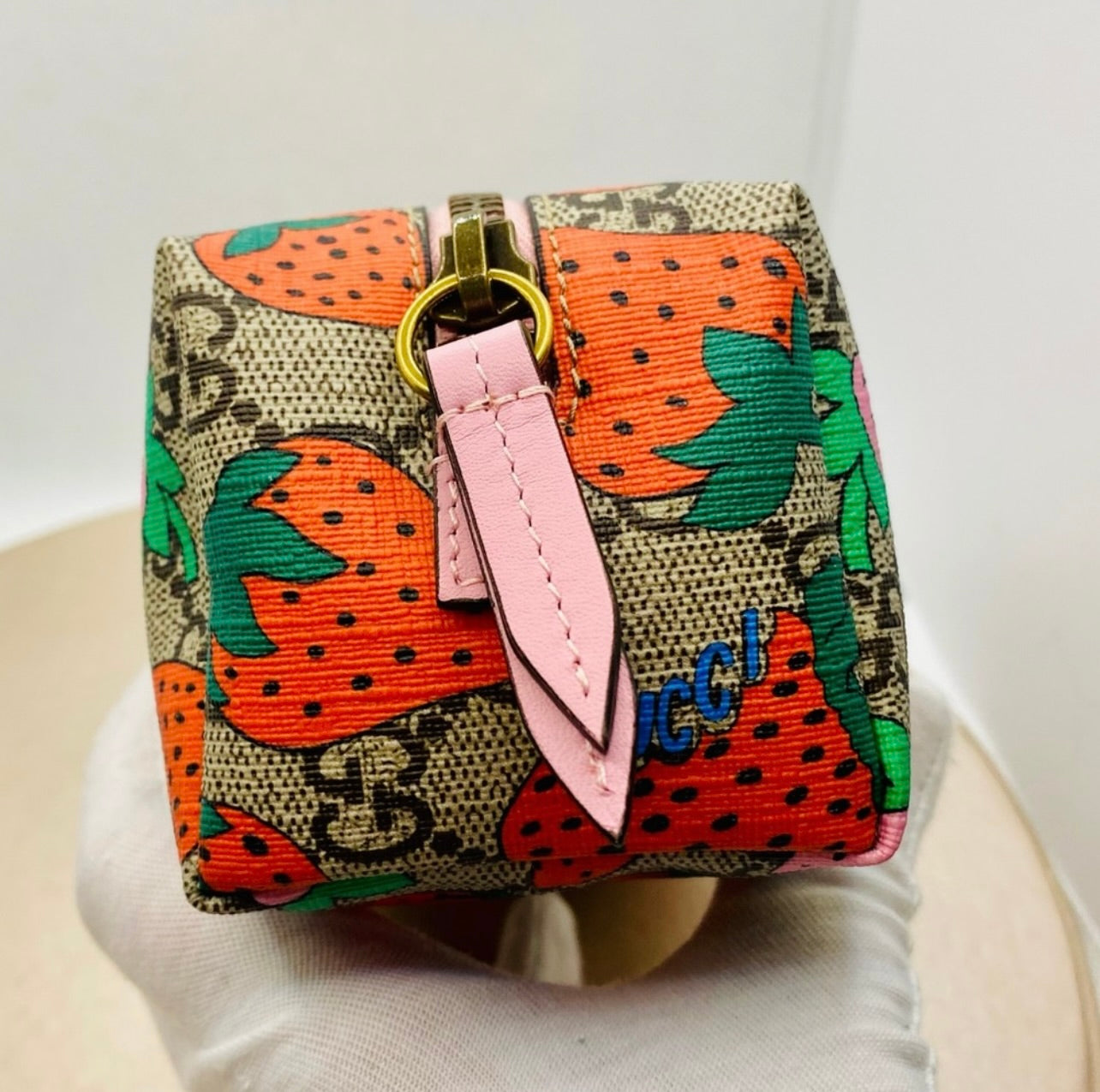 New GUCCI Small GG Supreme Strawberry Cosmetic Bag
