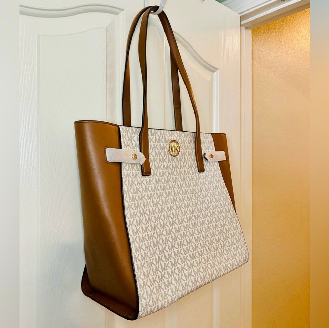 New Michael Kors Vanilla MK Signature Large Carmen Logo Tote