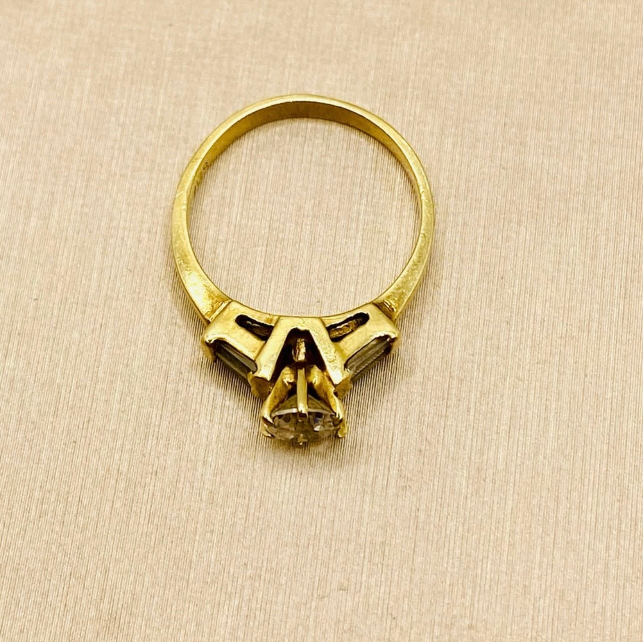 EUC Vintage 10K Yellow Gold Cubic Zirconia Three Stone Cocktail Ring