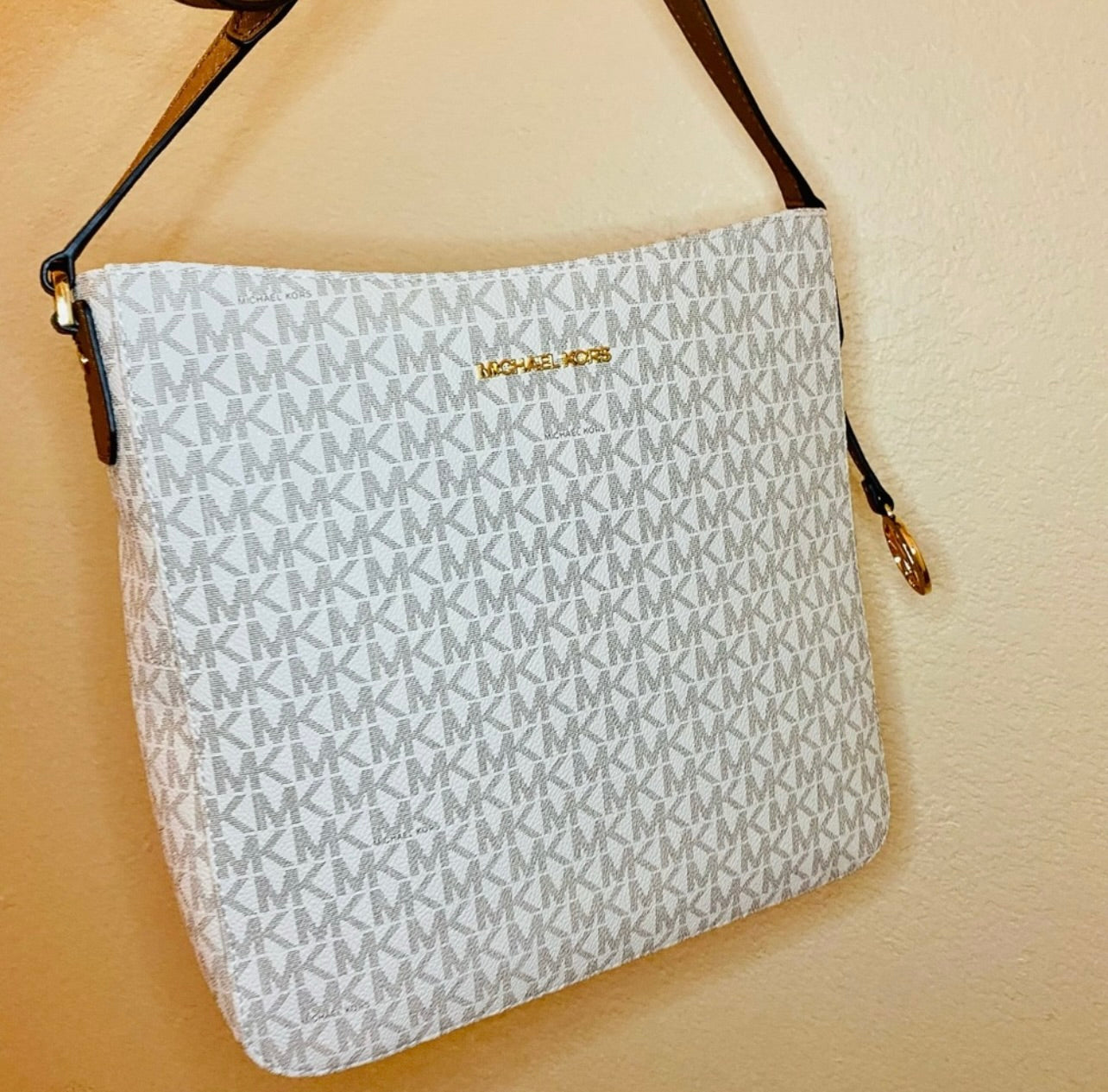 New Michael Kors Vanilla Signature Coated Canvas Jet Set Travel Large Messenger Bag