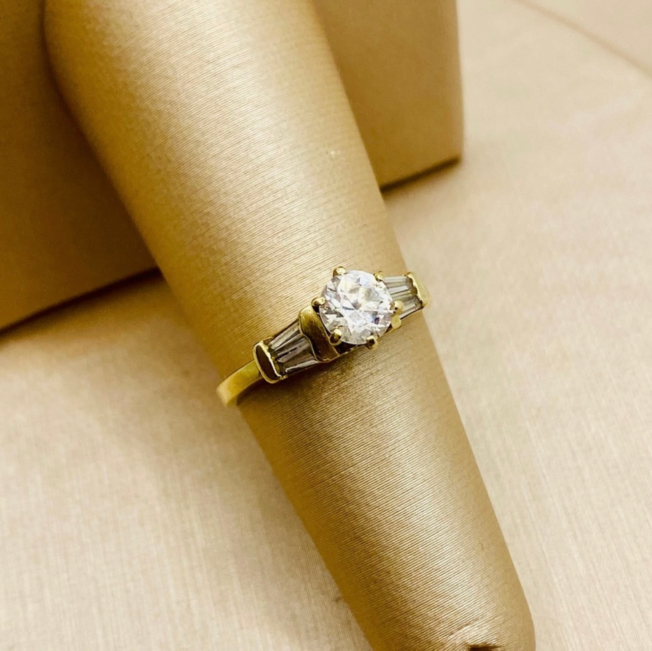 EUC Vintage 10K Yellow Gold Cubic Zirconia Three Stone Cocktail Ring