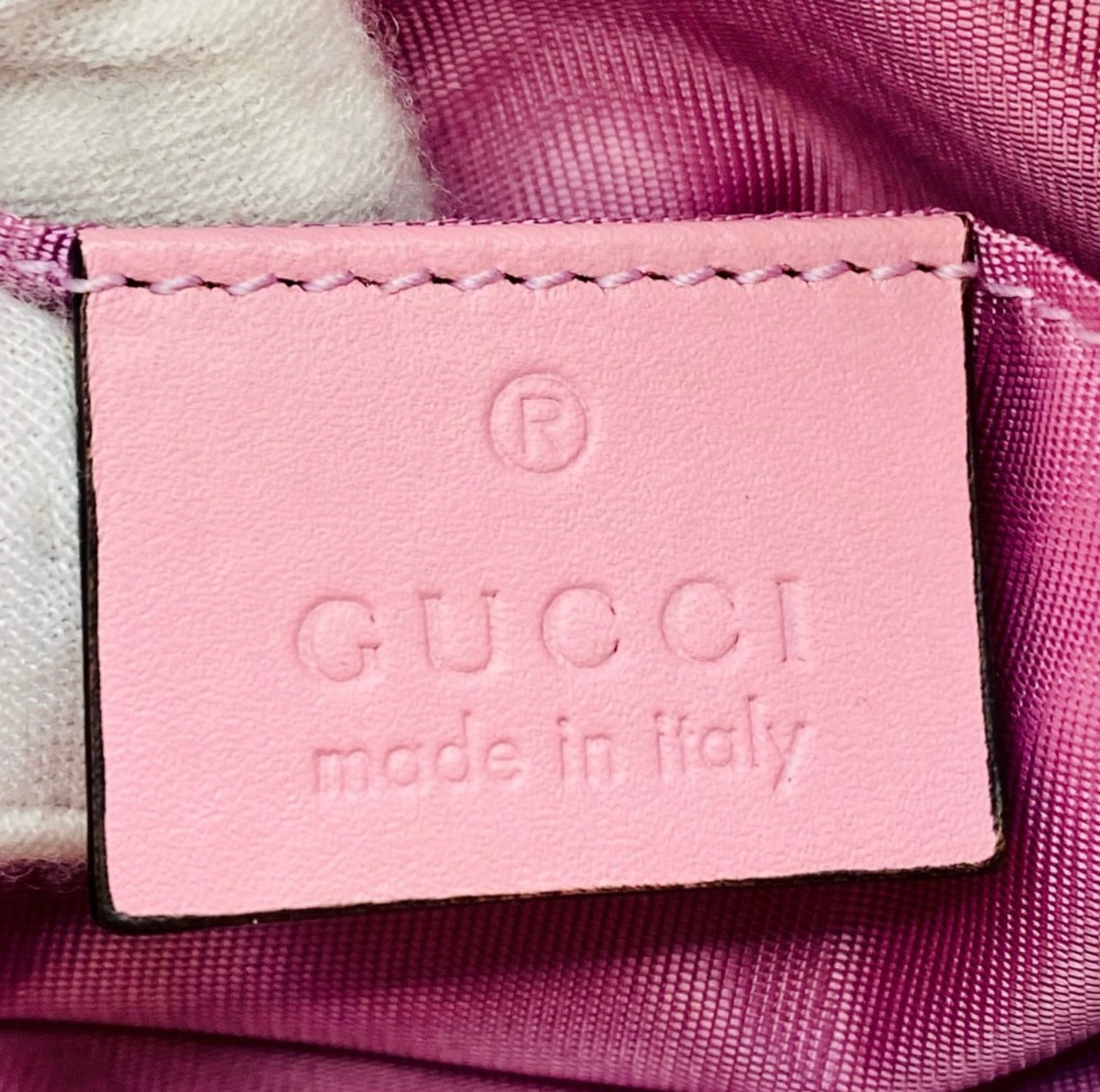 New GUCCI Small GG Supreme Strawberry Cosmetic Bag