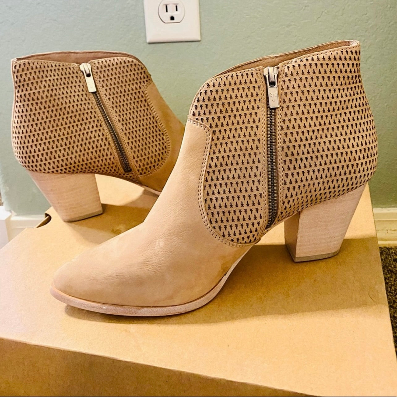 Frye Womens Jennifer Bootie Closed Toe Ankle Boot