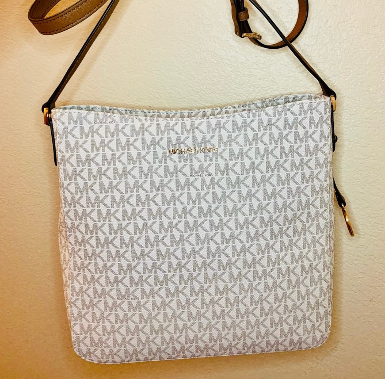 New Michael Kors Vanilla Signature Coated Canvas Jet Set Travel Large Messenger Bag