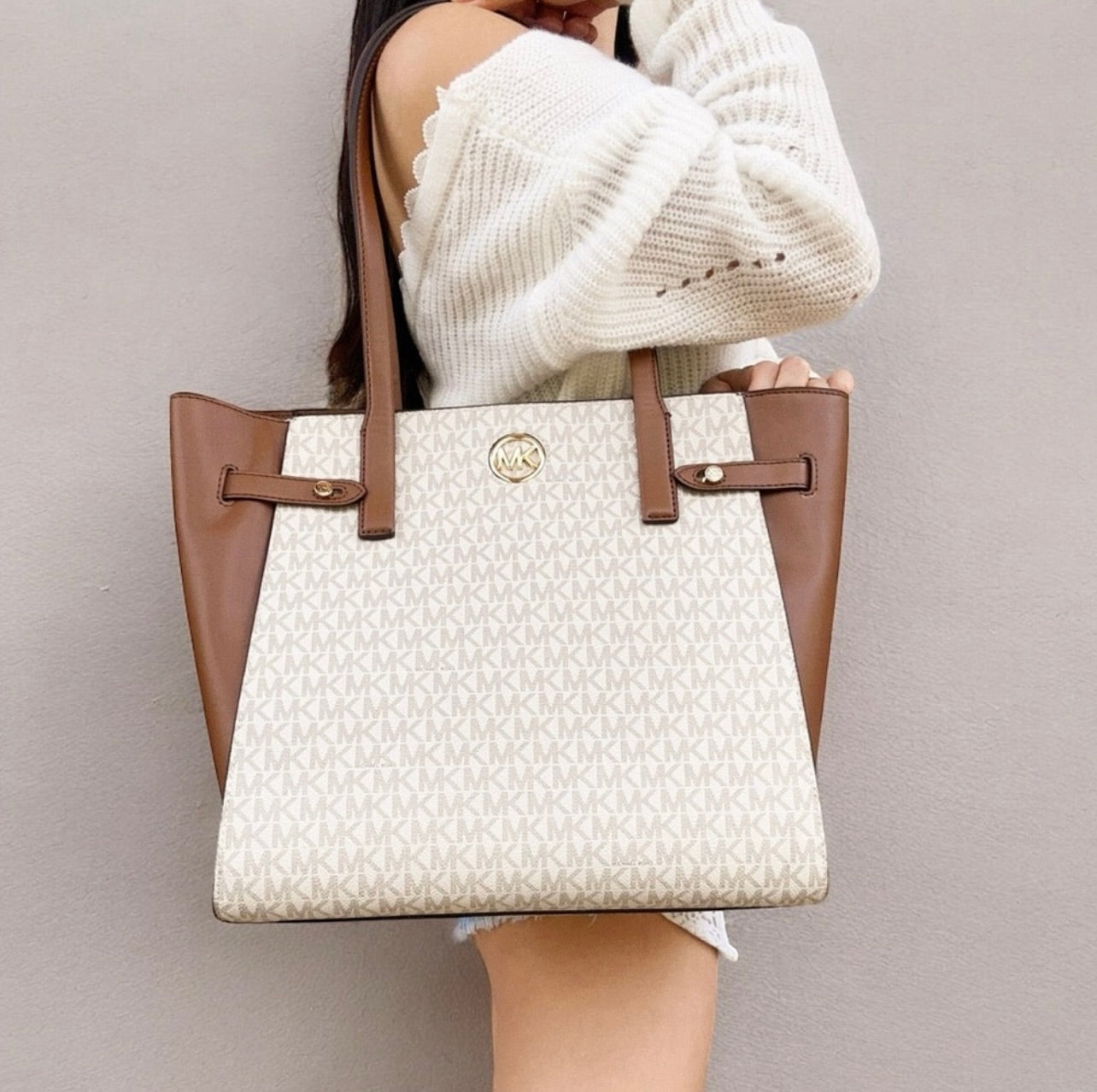 New Michael Kors Vanilla MK Signature Large Carmen Logo Tote