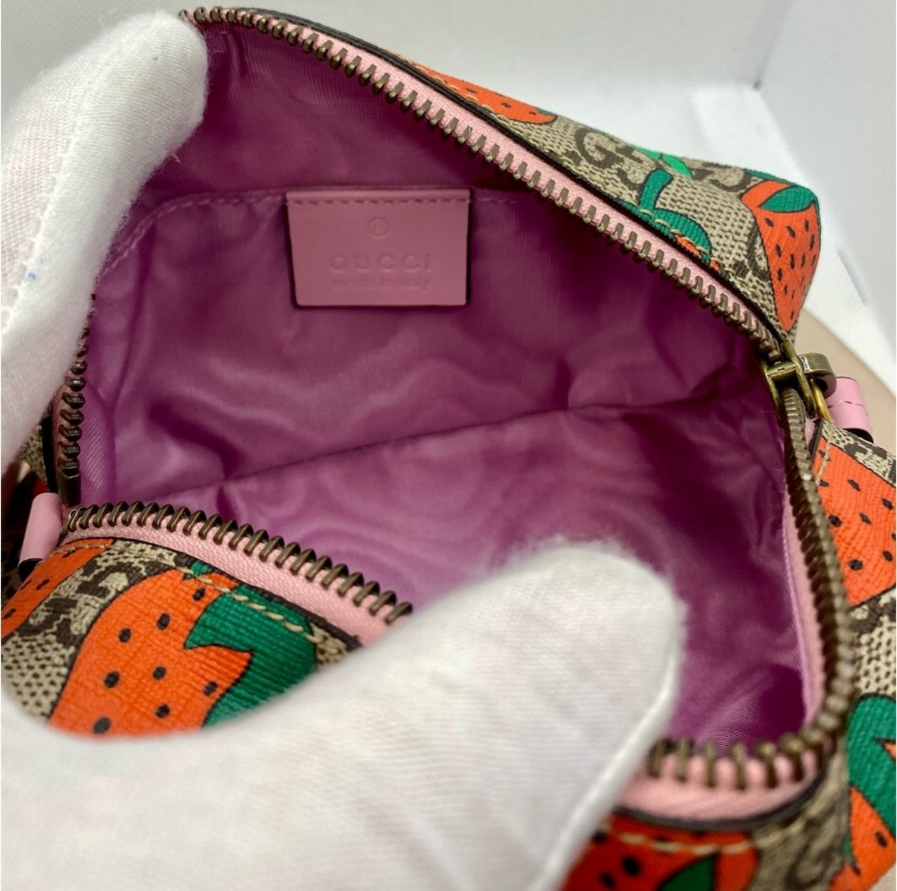New GUCCI Small GG Supreme Strawberry Cosmetic Bag