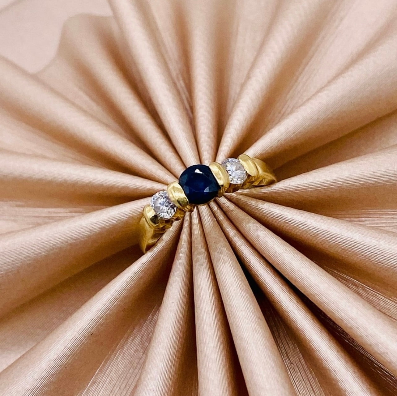 18k Yellow Gold Estate Bright Blue Sapphire & Diamond Ring