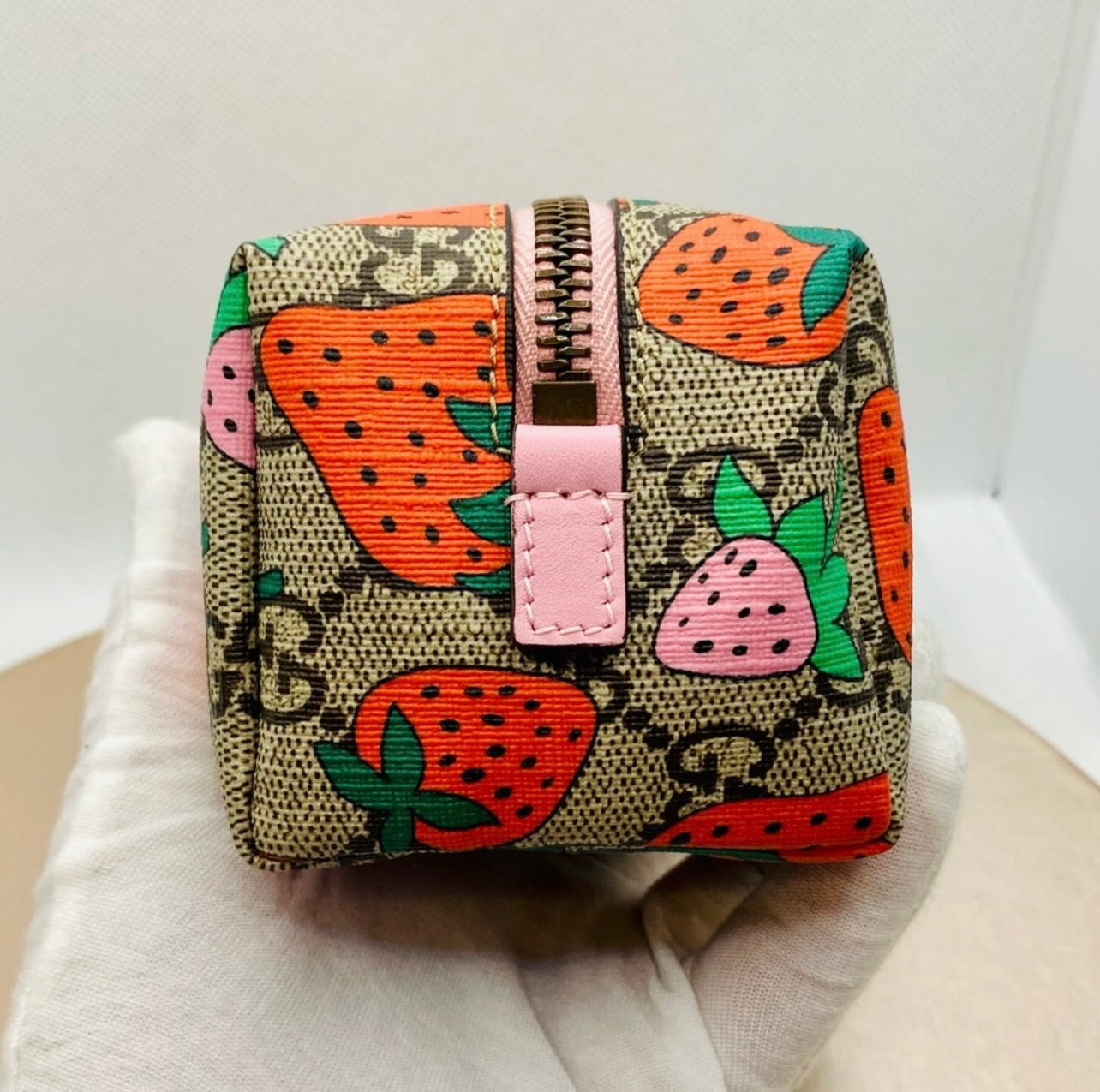 New GUCCI Small GG Supreme Strawberry Cosmetic Bag