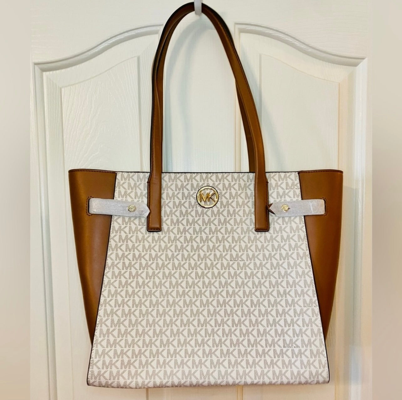 New Michael Kors Vanilla MK Signature Large Carmen Logo Tote