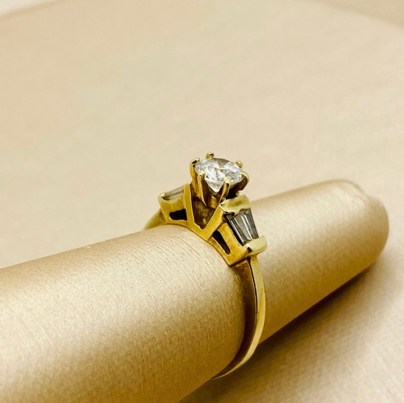 EUC Vintage 10K Yellow Gold Cubic Zirconia Three Stone Cocktail Ring