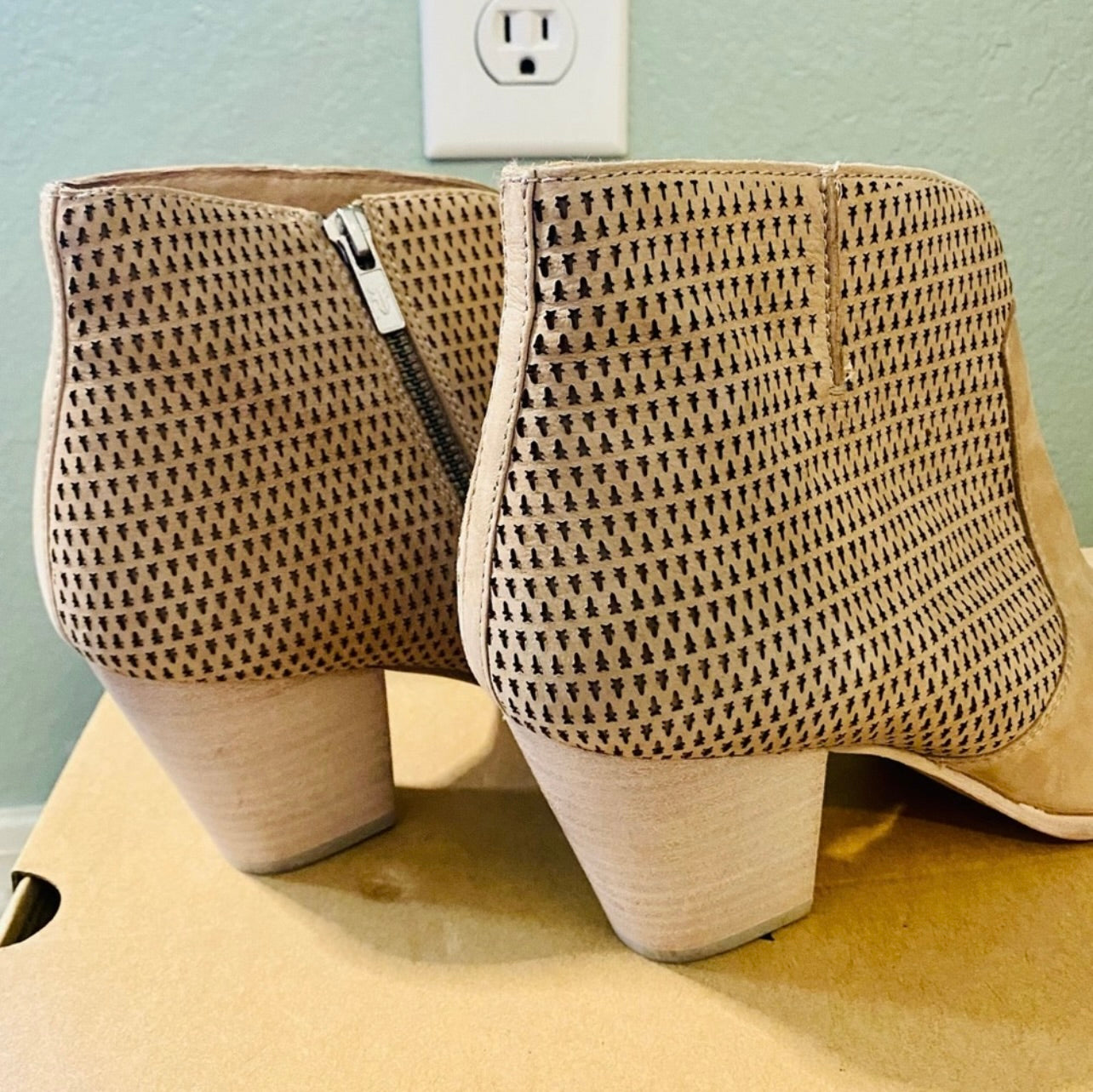 Frye Womens Jennifer Bootie Closed Toe Ankle Boot