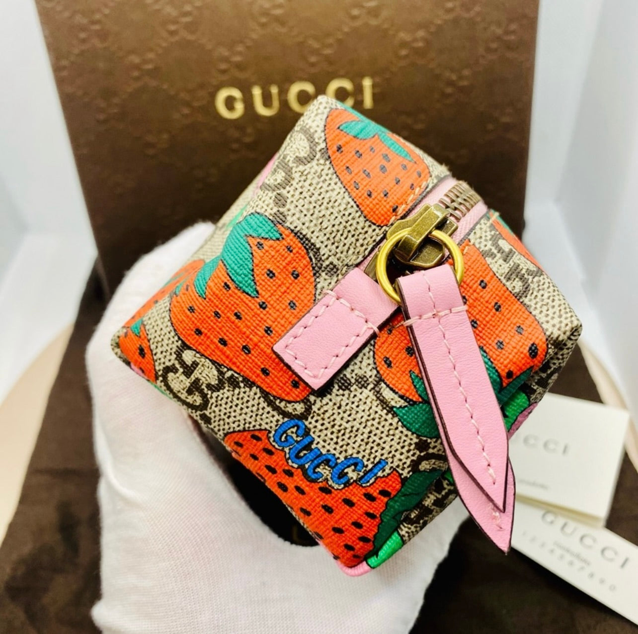 New GUCCI Small GG Supreme Strawberry Cosmetic Bag